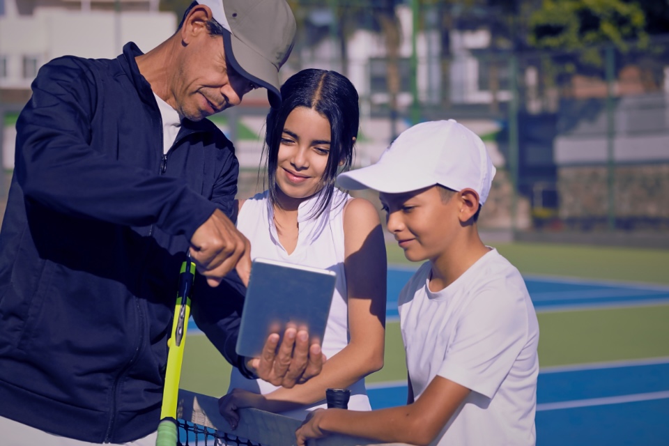 Maestro di tennis con allievi, analisi match tennis CourtVision su tablet